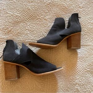 Rebels Woman’s Chic Navy Blue Heeled Ankle Open Toed Zip on Leather Shoe Size 9